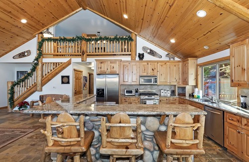 Castle Glen Estates Cabin | Vista Ridge Retreat by Destination Big Bear : Castle Glen Luxury Log Home with Awesome Lake Views! Hot Tub! Pool Table!