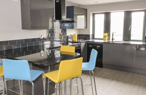 Meltham House | VISTA TASSO, pet friendly, with hot tub in Meltham