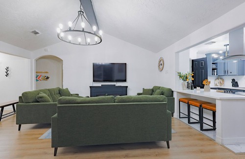 Clodine House | Vista verde villas 4BRs pool/gameroom/gym/southwest/houston