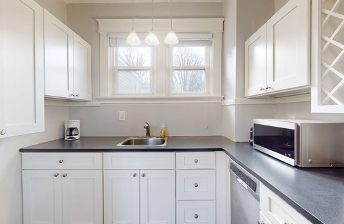Hyde Park House | Vista View Villa Suites – Whole Home Rental! 2 Private Condos 10 Min to Downtown