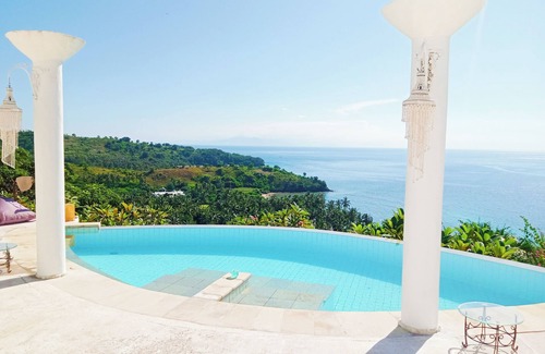 Pemenang House | VistaMonti Private Villas