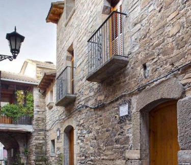 El Pueyo de Araguas Apartment | Vistas a la Montaña en un Pueblo con Encanto.