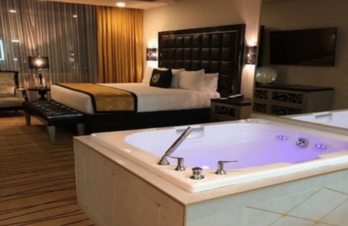 Winchester Resort | VIVA LAS VEGAS Four Night Getaway Stay 5 minutes to Fremont with complimentary