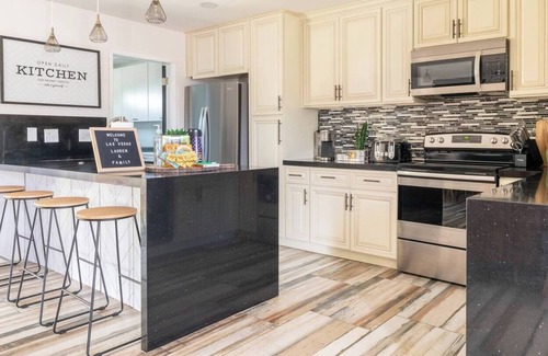 Rancho Oakey House | Viva Las Vegas Retreat in the Heart of Sin City!