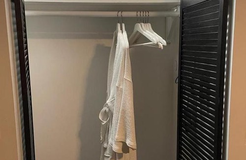 Northeast Miami Apartment | Vive Zen Queen Room