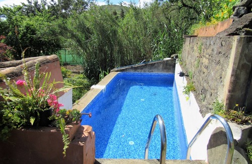 La Solana Cottage | Vivelorural: Alpendre de Ayala, piscina y jardín