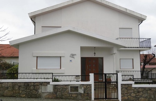 Macedo de Cavaleiros Bed & Breakfast | vivenda das flores