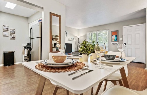 Fort Worth Apartment | Vivid 1BD: TCU Walkable, Inspiring & Restful!