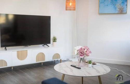Burwood Apartment | Vivid 2 bed apartment in Burwood