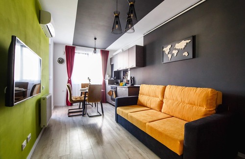 Oradea Apartment | Vivid Colors near City Center