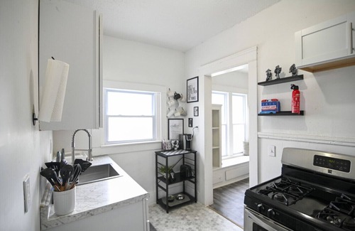 East Cleveland Apartment | Vivid Harmony | Themed | Sleeps 16