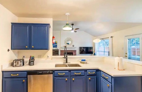 Sachse House | Vivid Vibes:A Burst of Energy