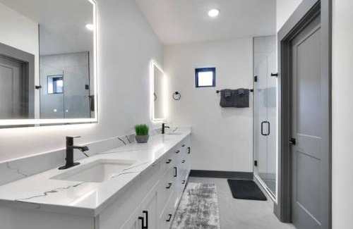 Moab South Valley Apartment | Vizcaya #1 - Moab's Newest Luxury Rental (Hot Tub)