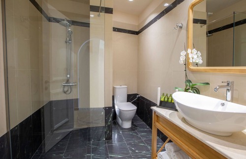 Nidri House | VK Luxury Suites - Private Parking - Adults Only