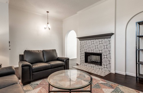 Allen House | VLT Pet-friendly, spacious layout & modern decor