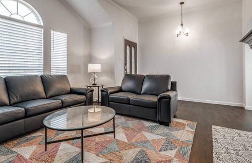 Allen House | VLT Pet-friendly, spacious layout & modern decor