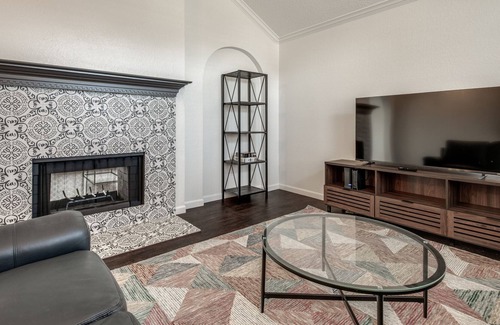Allen House | VLT Pet-friendly, spacious layout & modern decor