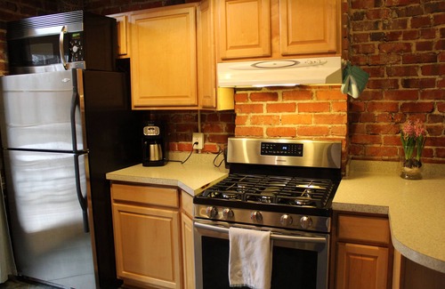 Museum District House | VMFA Carytown Keyless Coffee & Treats Queen Bedrooms Generous Deck