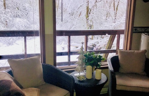 Curtis Cabin | ‘Volcano Country’ Creek side Cottage in Doty