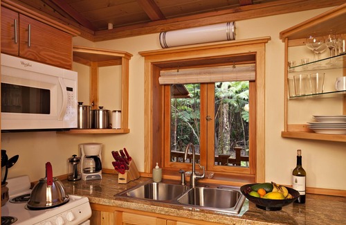 Volcano Cottage | Volcano Places Laukapu Forest Cottage