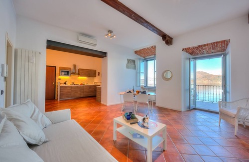 Arona Apartment | Volo Di Gabbiani Pied Dans L' Eau, Arona, Italy