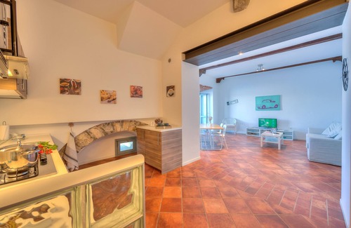 Arona Apartment | Volo Di Gabbiani Pied Dans L' Eau, Arona, Italy