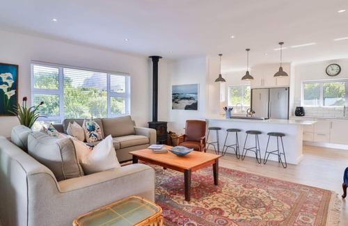 Sandbaai House | Vonkelwyn | Bright and Breezy by Grotto Beach
