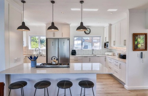 Sandbaai House | Vonkelwyn | Bright and Breezy by Grotto Beach