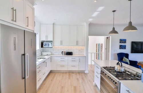 Sandbaai House | Vonkelwyn | Bright and Breezy by Grotto Beach