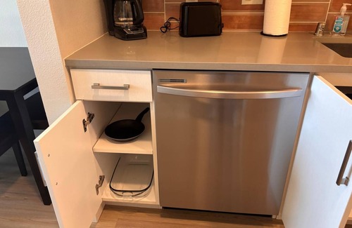 Grantville Apartment | Vora Mission Valley East: Modern 1-Bedroom in Trendy San Diego