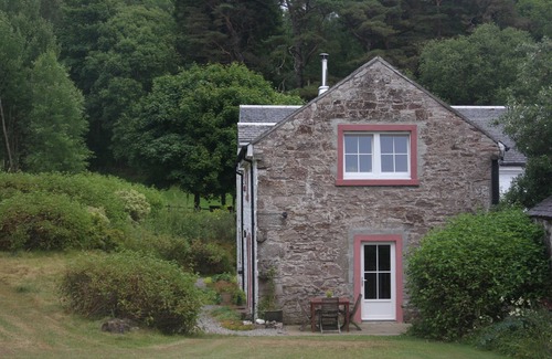 Alexandria Cottage | Vorlich Cottage - peaceful relaxing cottage for 4 beside stunning Loch Lomond
