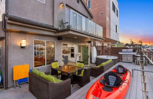 Sunset Beach House | Voted Airbnb Most Loved Home 2024 Duffy Boat