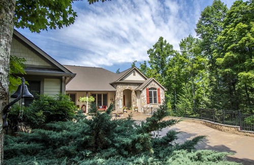 Sevierville House | Voted Best Family Stay in the Smokys 2023 and 2024 private pool, 55” tvs