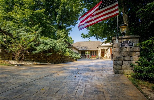 Sevierville House | Voted Best Family Stay in the Smokys 2023 and 2024 private pool, 55” tvs