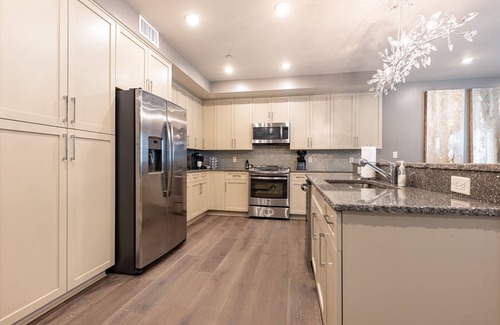 Arts/Warehouse District Apartment | 🏆VOTED BEST PENTHOUSE IN DOWNTOWN NOLA! 2 QUEEN SLEEPER SOFAS+LARGE PRIVATE TERRACE🏆