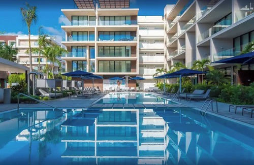 Downtown Condo | VOTED MOST LUXURIOUS! MODERN 3 Bedroom 100 steps to White Sand & Turquoise Water