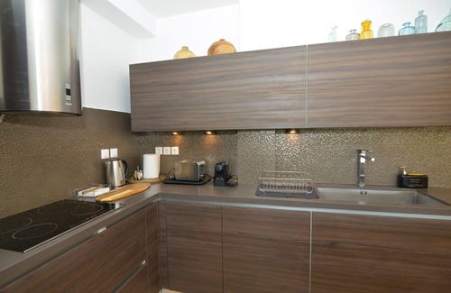 Vouliagmeni Condo | Vouliagmeni Beach Stylish house private garden