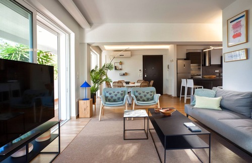 Vouliagmeni Condo | Vouliagmeni Beach Stylish house private garden