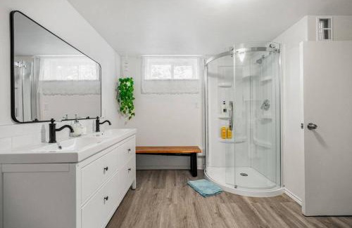 Forest Lawn House | Voyager's Hub- Calgary InnerCity 3BD 4Bed Sleeps 8