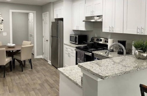 Church Street House | Voyles - Dark Wood Fireplace ✔7min→ATL✈