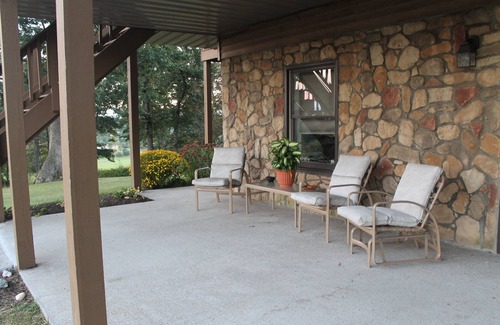 Blacksburg House | VT Football VT and Radford Graduation Rental - Peaceful and private setting
