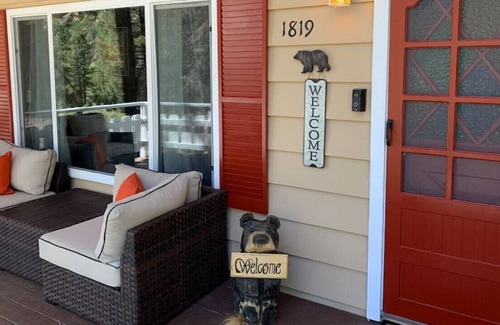 Wrightwood Cabin | VTD · Firepit/Fireplace/King bed/fenced/VillageTrail Den