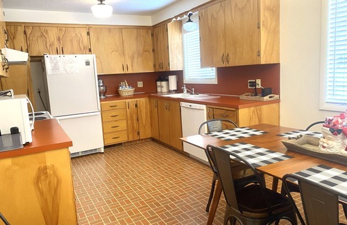 Logan House | Vucy's 4 Season Retreat - 5 min. from USU, Logan Temple & Logan Canyon