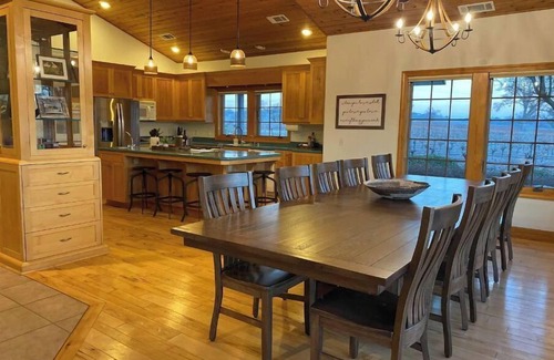 Templeton House | Vukelich Vineyards - Amazing Views with Hot Tub, Minutes Away From Downtown