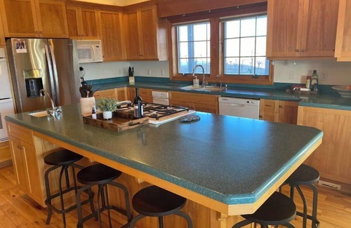 Templeton House | Vukelich Vineyards - Amazing Views with Hot Tub, Minutes Away From Downtown