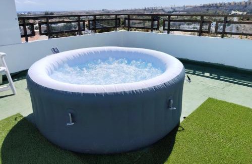 San Fernando House | VV Las Buganvillas MASPALOMAS - Cocina y habitaciones con baños privados