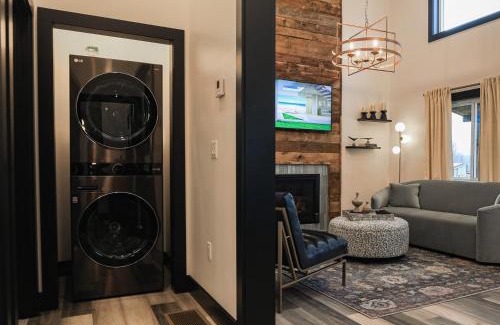 Timberline House | VVCR - Cabin 15 (1-Bed, Modern, Luxury w. Hot Tub)