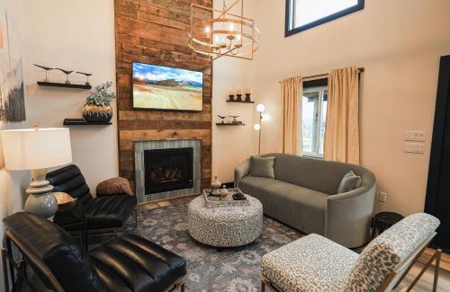 Timberline House | VVCR - Cabin 15 (1-Bed, Modern, Luxury w. Hot Tub)