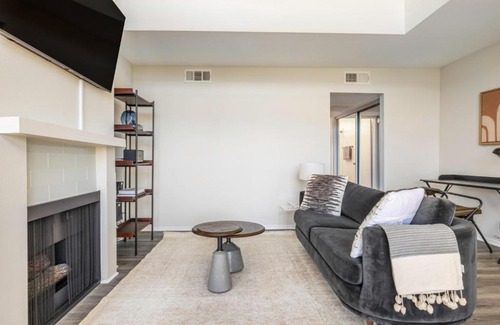 Beverly Grove Apartment | W Hollywood 2BR nr shops Beverly Center LAX-431