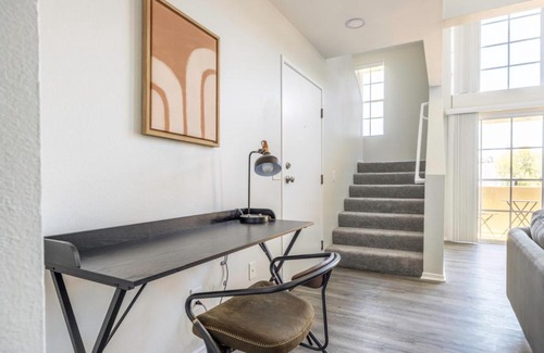 Beverly Grove Apartment | W Hollywood 2BR nr shops Beverly Center LAX-431